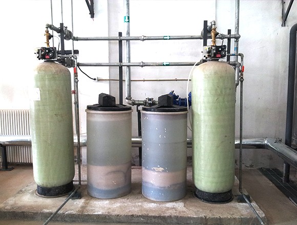 2T/H(每小時(shí)出水 2 噸) 全自動(dòng)軟化水設(shè)備,每天處理量12噸